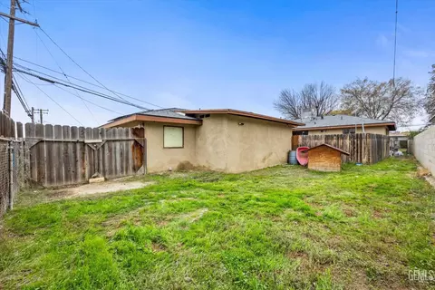 Exterior - 2901 Berkeley St, Bakersfield, CA 93305 photo 5 of 5