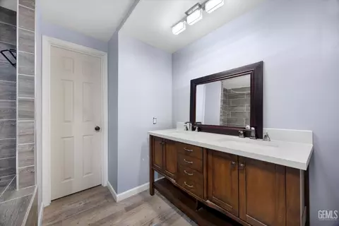 Bath - 2901 Berkeley St, Bakersfield, CA 93305 photo 2 of 3