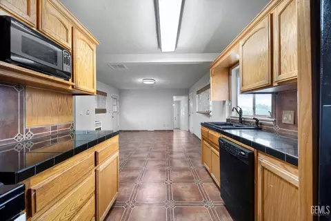 Kitchen - 2901 Berkeley St, Bakersfield, CA 93305 photo 1 of 3
