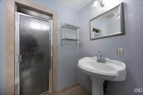 Bath - 2901 Berkeley St, Bakersfield, CA 93305 photo 3 of 3