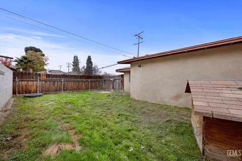Exterior - 2901 Berkeley St, Bakersfield, CA 93305 photo 4 of 5