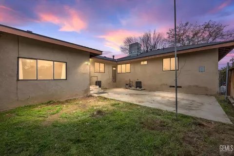 Exterior - 2901 Berkeley St, Bakersfield, CA 93305 photo 2 of 5