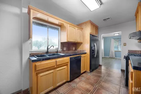 Kitchen - 2901 Berkeley St, Bakersfield, CA 93305 photo 2 of 3