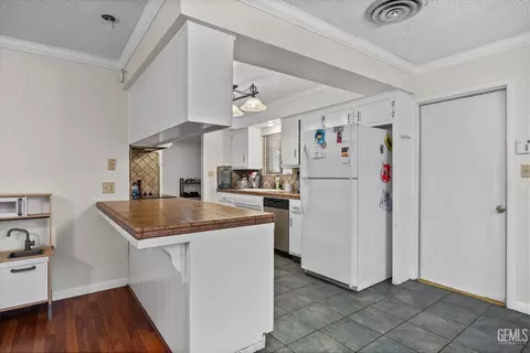Kitchen - 3108 Corvallis Ln, Bakersfield, CA 93309 photo 1 of 5