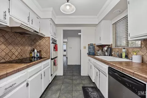 Kitchen - 3108 Corvallis Ln, Bakersfield, CA 93309 photo 4 of 5