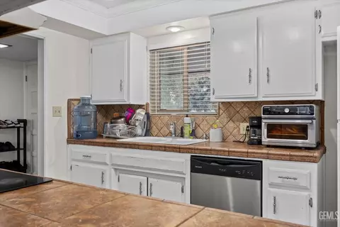 Kitchen - 3108 Corvallis Ln, Bakersfield, CA 93309 photo 2 of 5