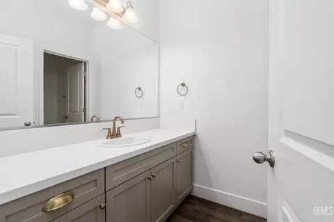 Bath - 6701 Cedar Post Dr, Bakersfield, CA 93314 photo 1 of 3