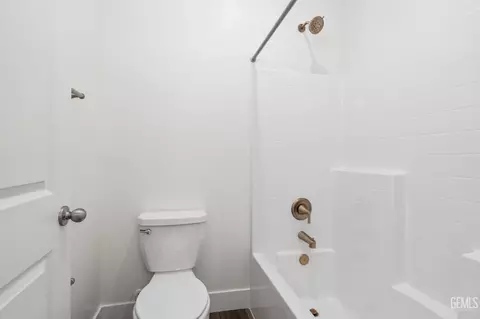 Bath - 6701 Cedar Post Dr, Bakersfield, CA 93314 photo 2 of 3