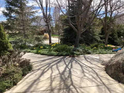 Exterior - 23701 Crystal Lake Ln, Tehachapi, CA 93561 photo 8 of 10