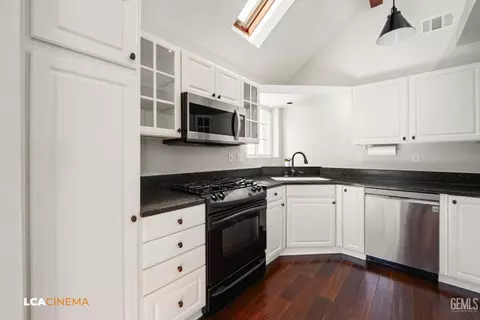 Kitchen - 23701 Crystal Lake Ln, Tehachapi, CA 93561 photo 2 of 2