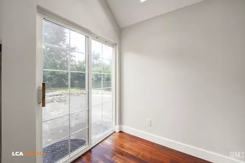 Entry Way - 23701 Crystal Lake Ln, Tehachapi, CA 93561 photo 2 of 4