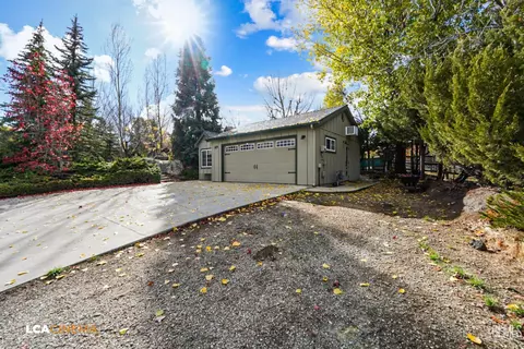 Exterior - 23701 Crystal Lake Ln, Tehachapi, CA 93561 photo 4 of 10