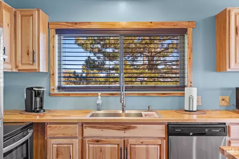 Kitchen - 25781 Jacaranda Dr, Tehachapi, CA 93561 photo 3 of 3