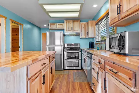 Kitchen - 25781 Jacaranda Dr, Tehachapi, CA 93561 photo 2 of 3