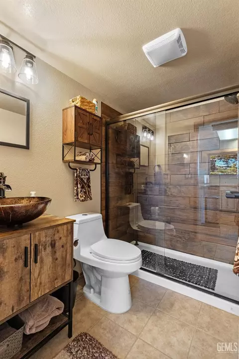 Bath - 25781 Jacaranda Dr, Tehachapi, CA 93561 photo 1 of 2