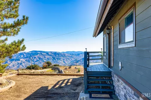 Exterior - 25781 Jacaranda Dr, Tehachapi, CA 93561 photo 3 of 12