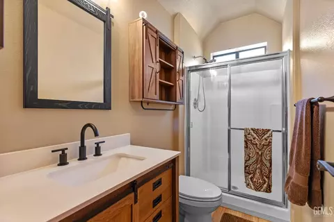 Bath - 25781 Jacaranda Dr, Tehachapi, CA 93561 photo 2 of 2