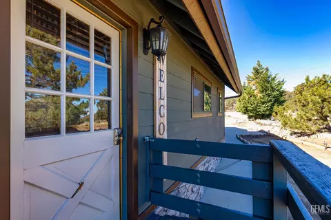Exterior - 25781 Jacaranda Dr, Tehachapi, CA 93561 photo 4 of 12