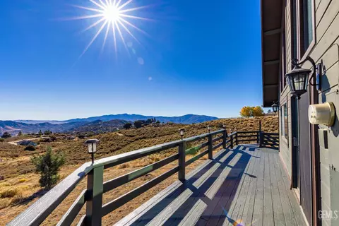 Exterior - 25781 Jacaranda Dr, Tehachapi, CA 93561 photo 6 of 12