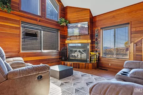 Living - 25781 Jacaranda Dr, Tehachapi, CA 93561 photo 2 of 3