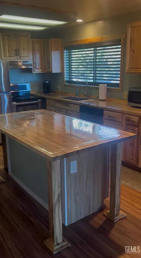 Kitchen - 25781 Jacaranda Dr, Tehachapi, CA 93561 photo 1 of 3