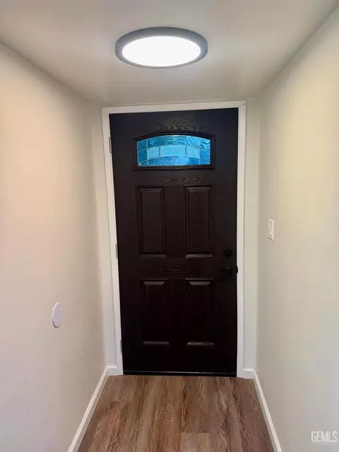 Entry Way - 260 Maple St, Shafter, CA 93263 photo 1 of 2