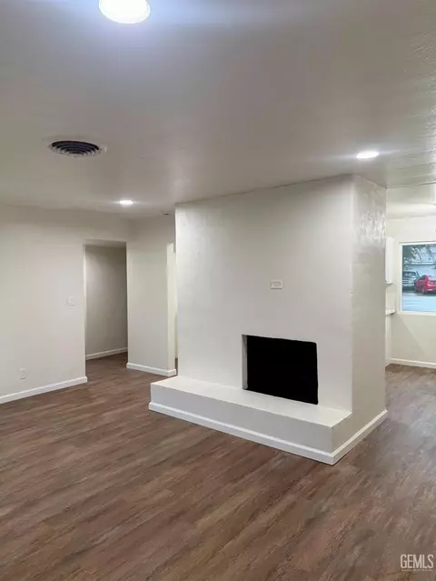 Living - 260 Maple St, Shafter, CA 93263 photo 1 of 3