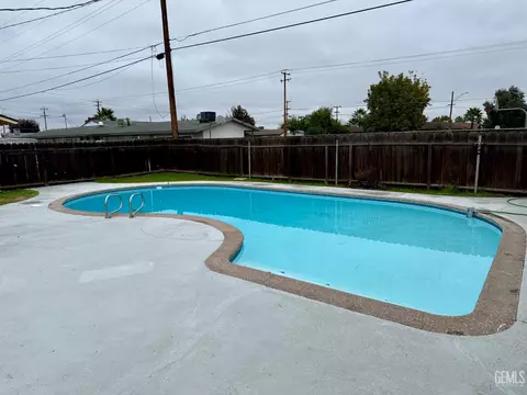 Exterior - 260 Maple St, Shafter, CA 93263 photo 4 of 4
