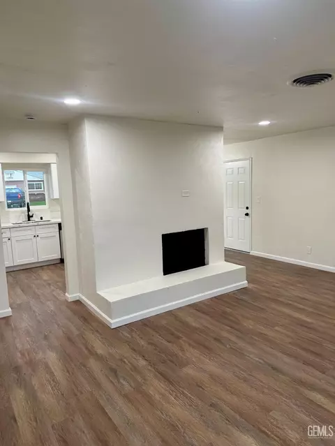 Living - 260 Maple St, Shafter, CA 93263 photo 2 of 3