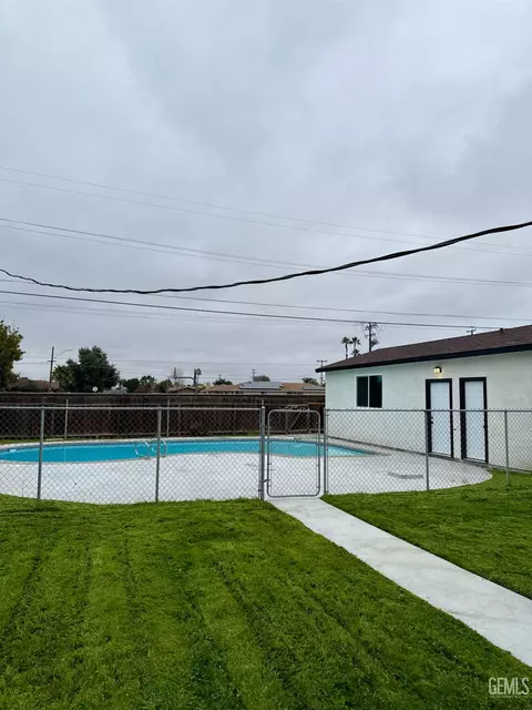 Exterior - 260 Maple St, Shafter, CA 93263 photo 3 of 4
