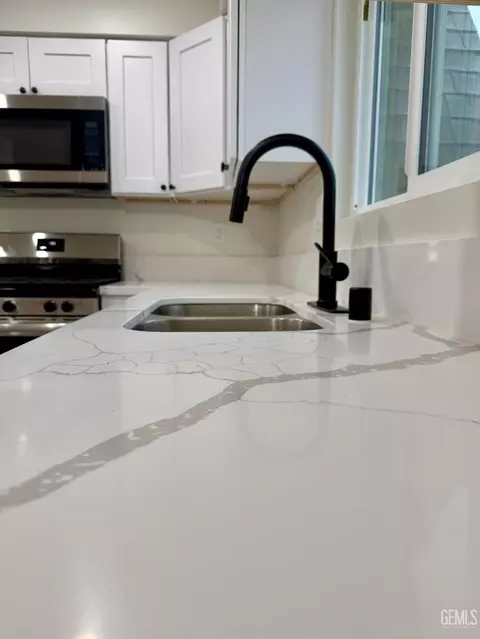Kitchen - 260 Maple St, Shafter, CA 93263 photo 2 of 2