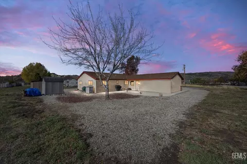 Exterior - 28200 Stallion Springs Dr, Tehachapi, CA 93561 photo 2 of 11