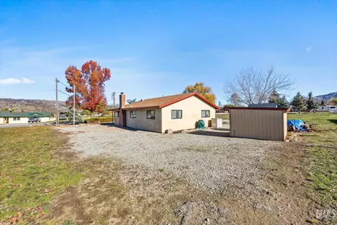 Exterior - 28200 Stallion Springs Dr, Tehachapi, CA 93561 photo 8 of 11