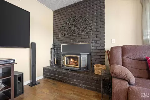 Living - 28200 Stallion Springs Dr, Tehachapi, CA 93561 photo 1 of 2