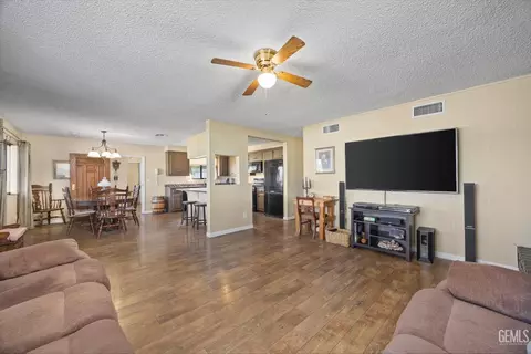 Living - 28200 Stallion Springs Dr, Tehachapi, CA 93561 photo 2 of 2