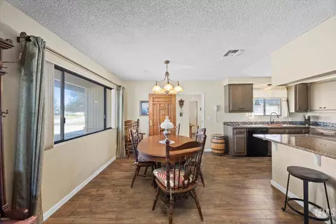 Dining - 28200 Stallion Springs Dr, Tehachapi, CA 93561 photo 1 of 3