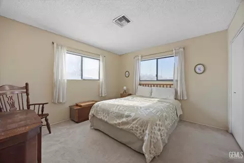 Bedroom - 28200 Stallion Springs Dr, Tehachapi, CA 93561 photo 3 of 6