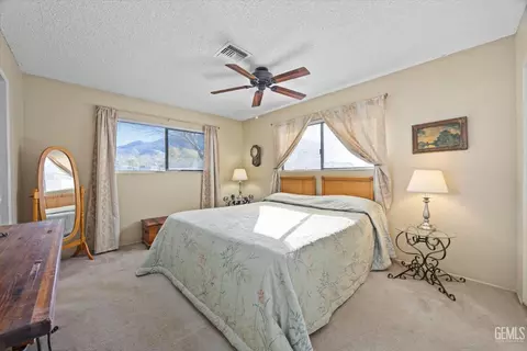 Bedroom - 28200 Stallion Springs Dr, Tehachapi, CA 93561 photo 5 of 6