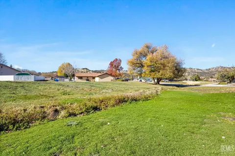 Exterior - 28200 Stallion Springs Dr, Tehachapi, CA 93561 photo 4 of 11