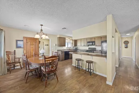 Dining - 28200 Stallion Springs Dr, Tehachapi, CA 93561 photo 2 of 3