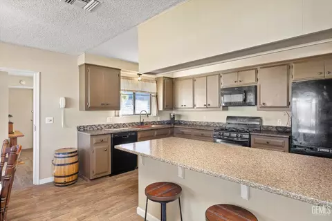 Kitchen - 28200 Stallion Springs Dr, Tehachapi, CA 93561 photo 1 of 4