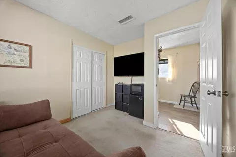 Bedroom - 28200 Stallion Springs Dr, Tehachapi, CA 93561 photo 6 of 6