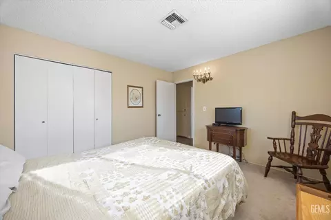 Bedroom - 28200 Stallion Springs Dr, Tehachapi, CA 93561 photo 2 of 6