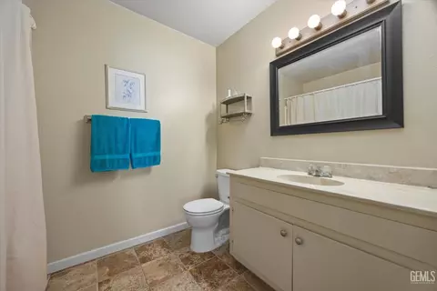 Bath - 28200 Stallion Springs Dr, Tehachapi, CA 93561 photo 1 of 2
