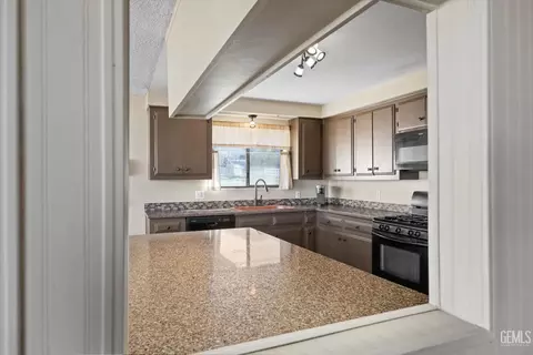 Kitchen - 28200 Stallion Springs Dr, Tehachapi, CA 93561 photo 4 of 4