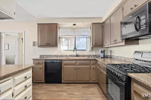 Kitchen - 28200 Stallion Springs Dr, Tehachapi, CA 93561 photo 3 of 4