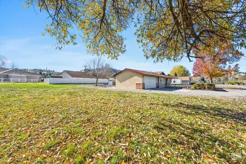 Exterior - 28200 Stallion Springs Dr, Tehachapi, CA 93561 photo 3 of 11