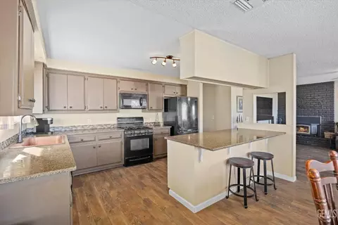 Kitchen - 28200 Stallion Springs Dr, Tehachapi, CA 93561 photo 2 of 4
