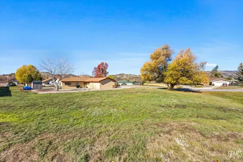 Exterior - 28200 Stallion Springs Dr, Tehachapi, CA 93561 photo 5 of 11