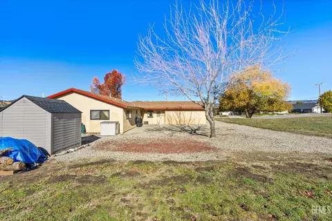 Exterior - 28200 Stallion Springs Dr, Tehachapi, CA 93561 photo 9 of 11